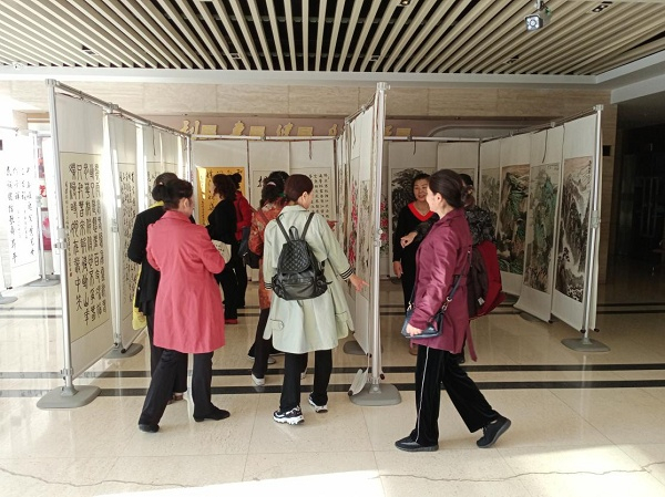 居民参观画展（央广网发 通讯员供图）