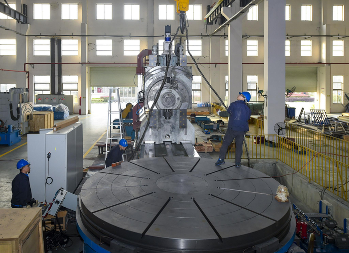 （工大数控工作人员正在装配数控铣齿机）