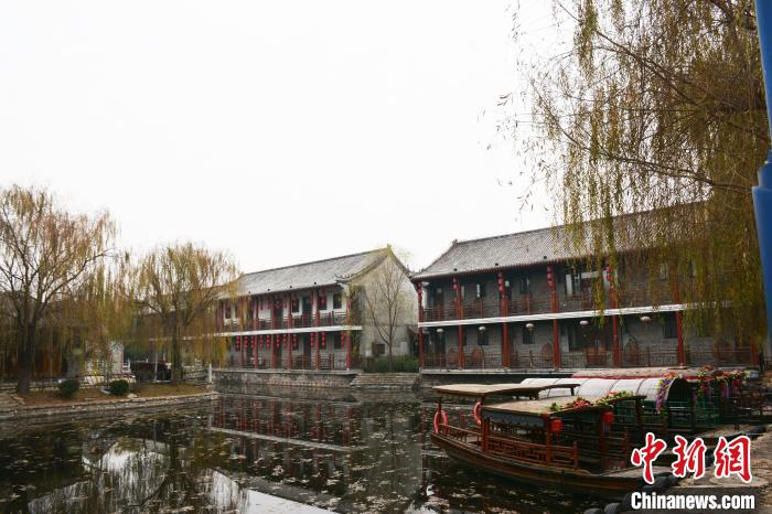 魏集古镇内，游客可以乘坐游船，看两岸古色古香的建筑。　吕妍 摄
