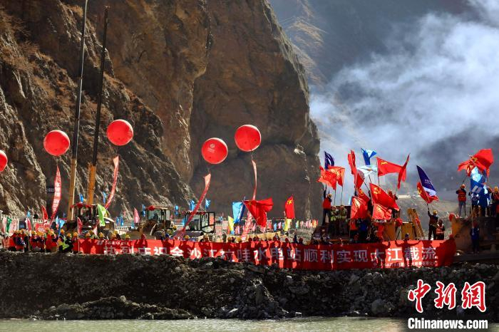 图为拉哇水电站截流现场。　王磊 摄