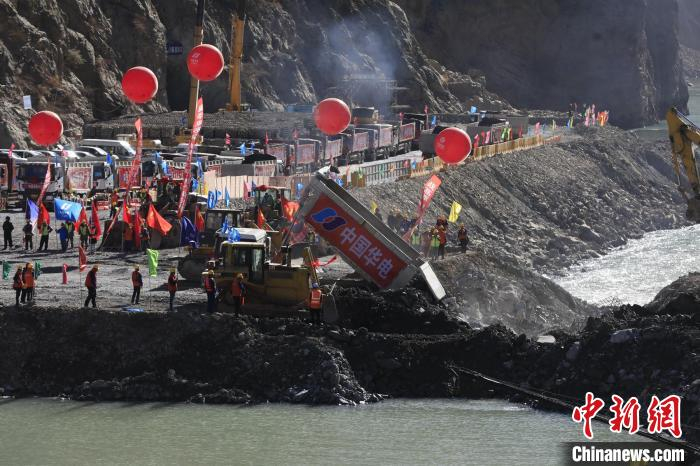 图为拉哇水电站截流现场。　王磊 摄