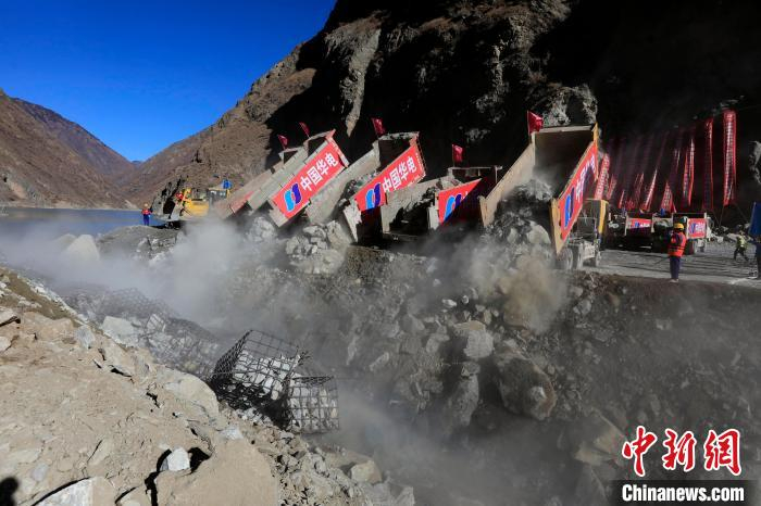 图为拉哇水电站截流现场。　王磊 摄