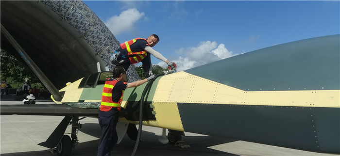 保障人员为飞机加满油蓄满力