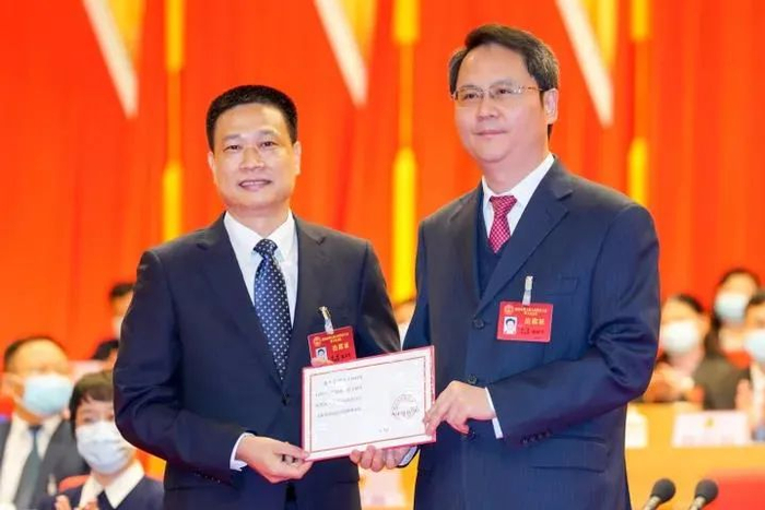 　　清远市委书记、市人大常委会主任殷昭举（右）为新当选的清远市市长温文星（左）颁发当选证书（图片来源：清远发布）