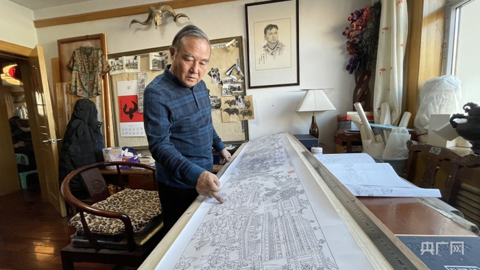 鲁峻先生在为记者讲述画中内容（央广网记者滕萌 摄）