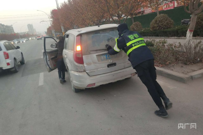 城镇派出所新城便民警务站民警帮助群众推车。央广网发