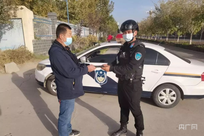 城镇派出所托峰便民警务站民警将手机交给失主。央广网发