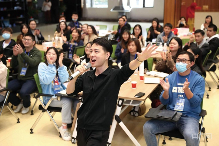 许晋杭与学员们互动（央广网发 秦越摄）