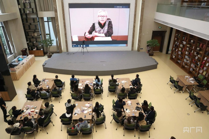 洪忠信现场连线“云分享”（央广网发 秦越摄）