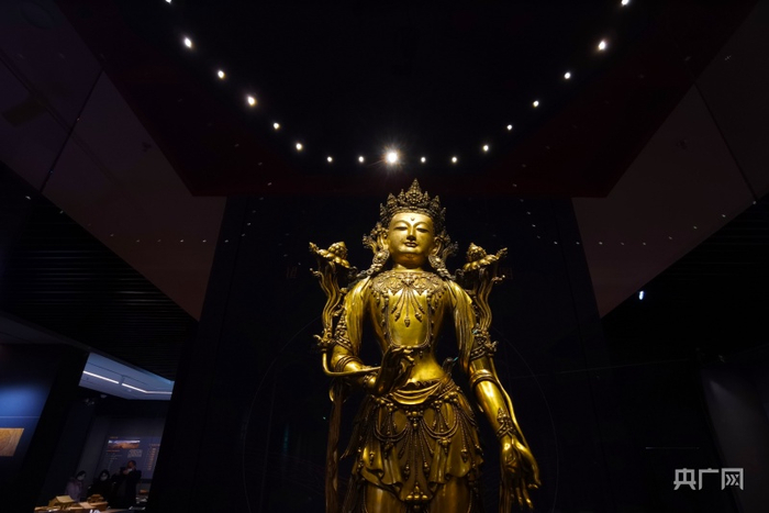 青海历史文物展展厅一角（央广网记者张海东摄）