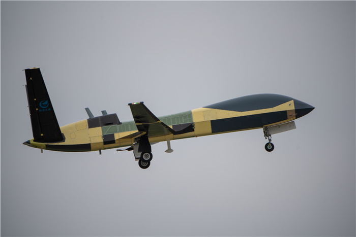 正飞赴任务区的翼龙-10