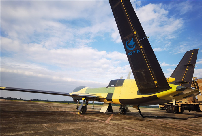 翼龙-10即将自主驶出
