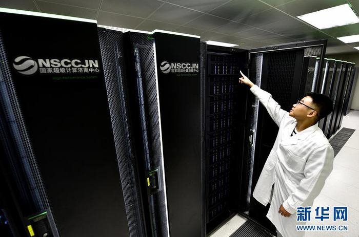在国家超级计算济南中心，工作人员在查看存储设备运转情况（新华社记者郭绪雷摄）