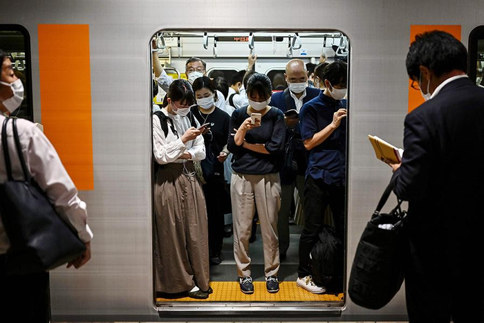 2020年9月1日，乘客戴着口罩在日本东京乘坐地铁。