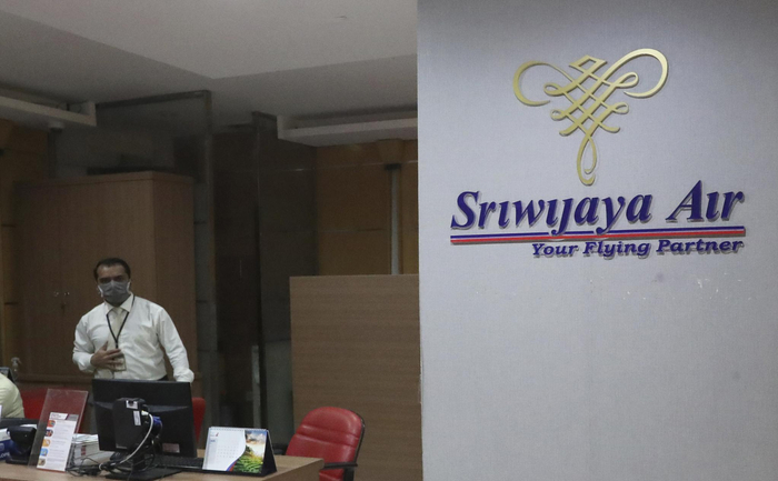 1月9日，印度尼西亚首都雅加达苏加诺-哈达国际机场，三佛齐航空公司的标识。新华社 图