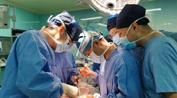 图说：市胸科医院医生为王阿姨手术 采访对象提供