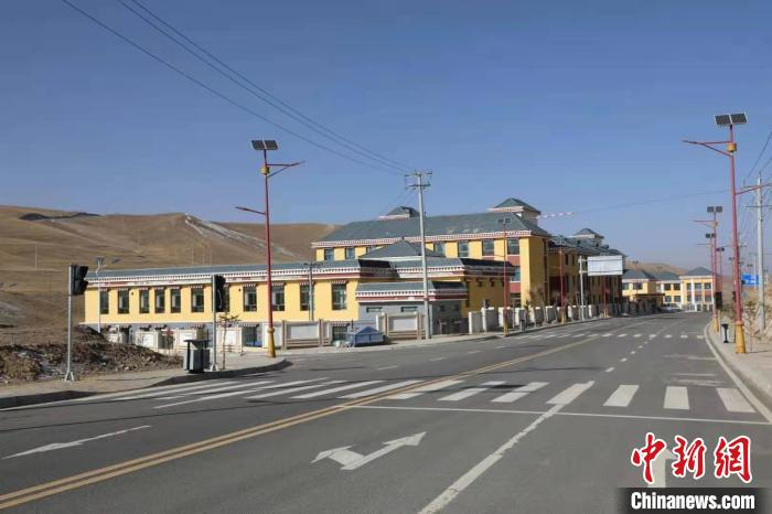     图为常牧镇曲丹峪异地扶贫搬迁集中安置点。颜军　摄