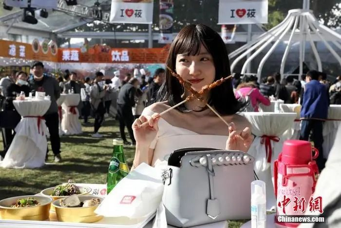 资料图：第二届“西贝那达慕·草原美食节”上，食客在品尝食品。中新社记者 李慧思 摄