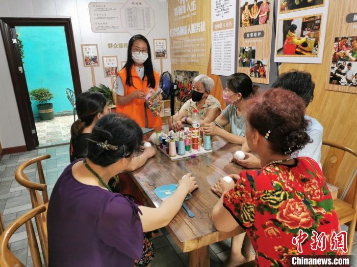 沙坪坝区民政局《社区能人坊 自治增活力》案例，手工能人徐丽芸教手工制作。沙坪坝区民政局供图