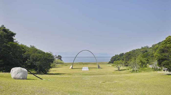 李禹焕《无限门》（2019）摄影：山本纠