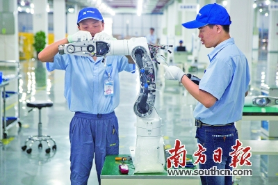 天机机器人的技术人员正在装配小型六轴工业机器人。