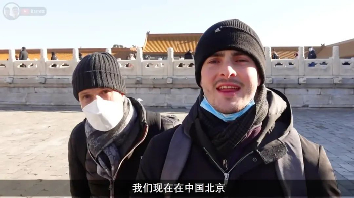 ▲父子二人游览故宫（视频截图）