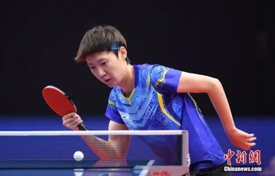 资料图：9月25日，第十四届全运会乒乓球项目女子单打金牌赛在延安举行，黑龙江队王曼昱 4：0胜河北队孙颖莎夺冠。中新社记者 王刚 摄