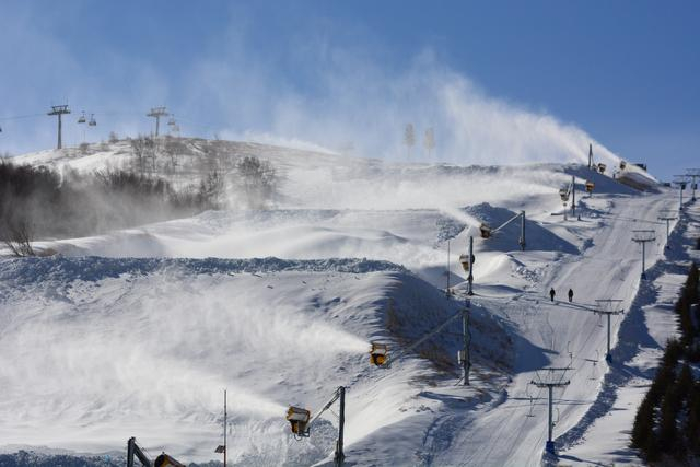云顶场馆按照人工造雪占六成、自然降雪占四成的比例进行造雪。