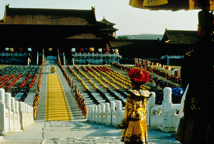 《末代皇帝》剧照，颜色在礼仪性场所中的运用