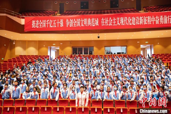 当地中小学生代表热情欢迎汪周雨载誉返乡 刘传东 摄