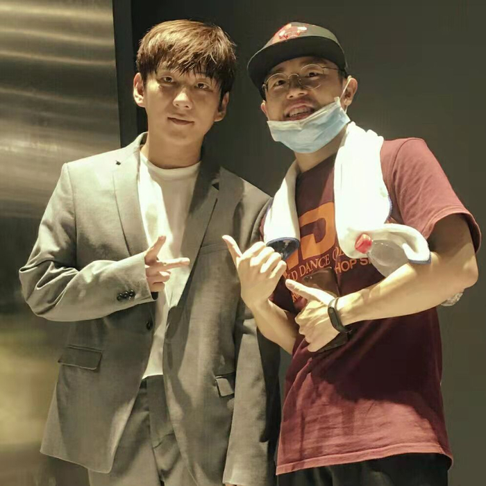 徐珉与综艺节目《这！就是街舞》第一季冠军韩宇合影。受访者供图