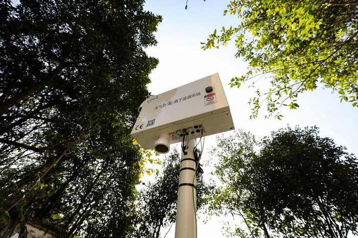 位于迎龙湖国家湿地公园的负离子监测设备（央广网发 郭志如摄）