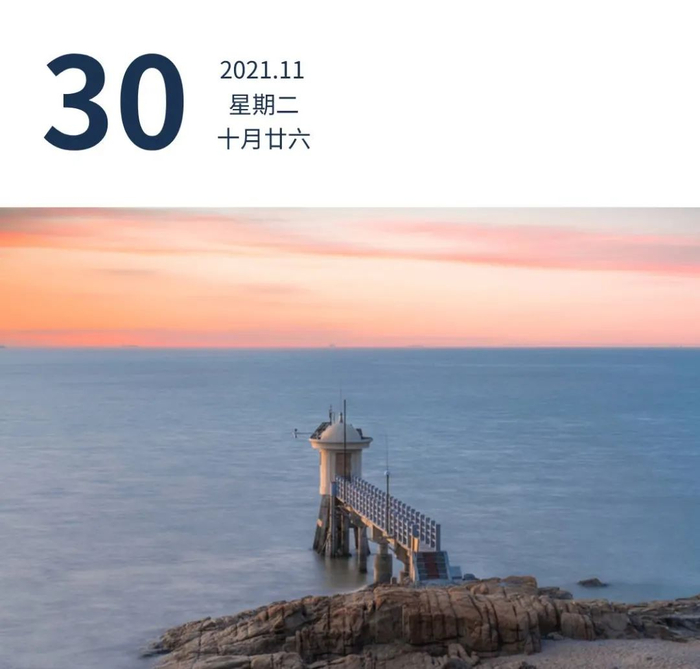 清晨，淇澳岛灯塔与朝霞构成美丽画卷。岳蘅 摄