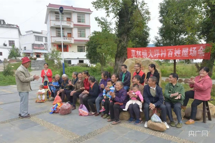 郭斯行老人在毛主席旧居讲学 资料图片