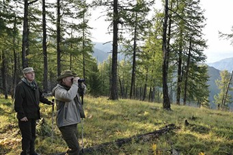 老博尔特尼科夫（左）陪同普京度假