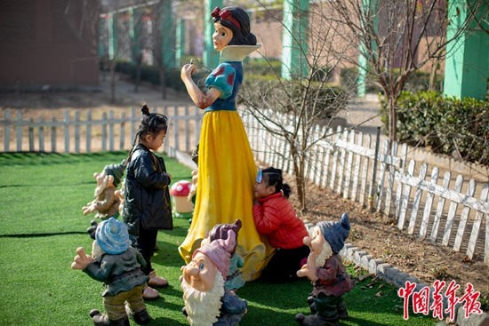 　　2019年12月11日，河北省邯郸市大名县孙甘店镇幼儿园，孩子们在表演情景剧。中青报·中青网记者 李隽辉/摄