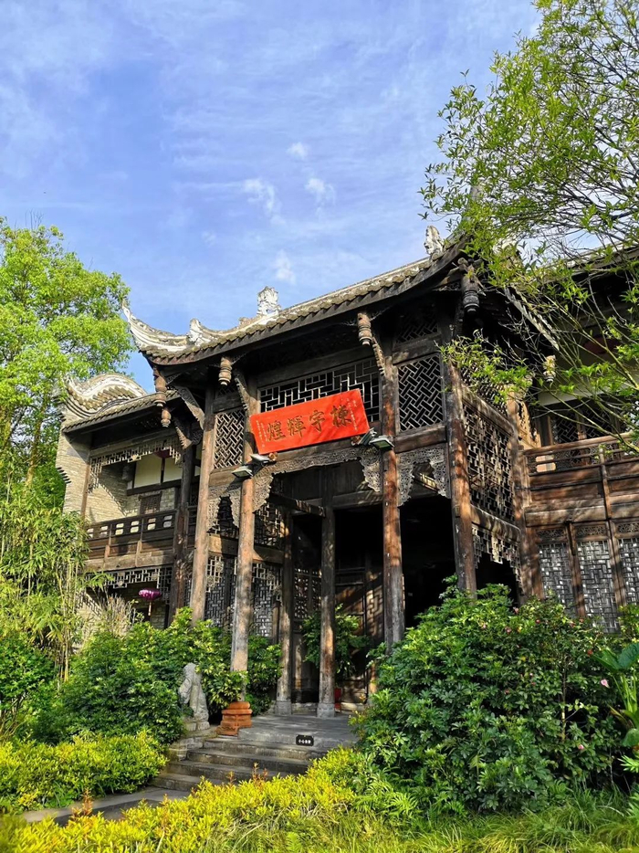 郫都区梦桐泉客房老房子外景。郫都区宣传部供图
