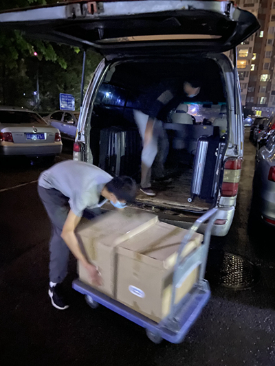 &nbsp;&nbsp;&nbsp;作者同事和搬家师傅一起搬东西。