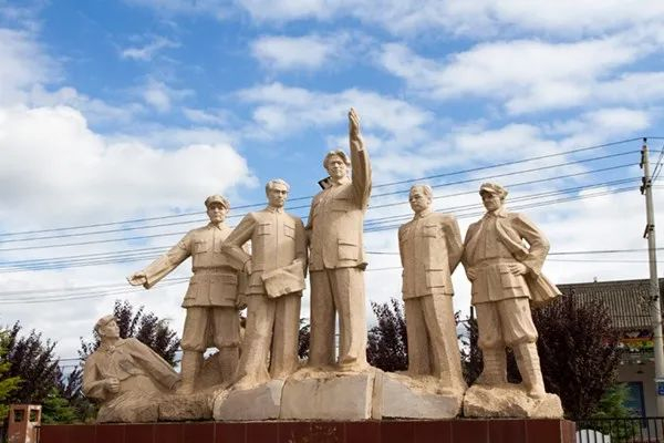 甘肃宕昌县哈达铺红军长征哈达铺纪念馆前的雕塑。图|图虫创意