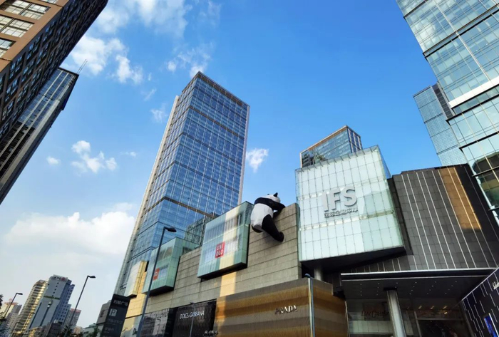 中国特色商业街——春熙路，吸引众多游客前来打卡。王磊摄