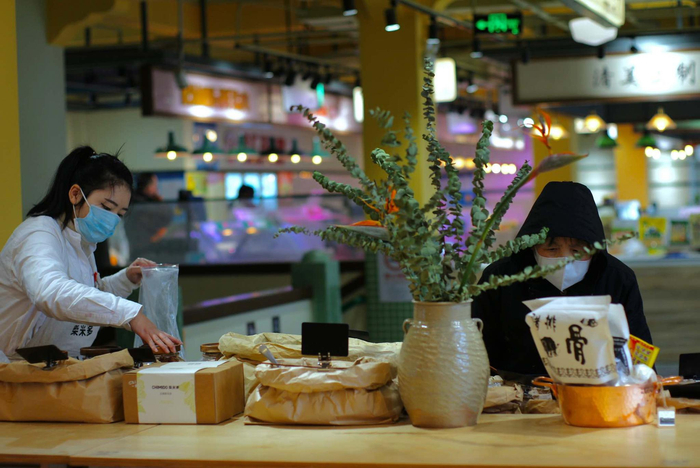 被散称柜台吸引的阿姨