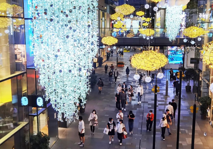 游客可在成都太古里商圈漫步休闲。王磊摄