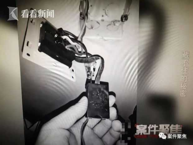 小美的房东是一名中年男子，他对于自己安装摄像头偷拍的事实供认不讳。房东交代，这个摄像头他已经安装了一年多，在他的手机里保存着大量偷拍视频的截图。