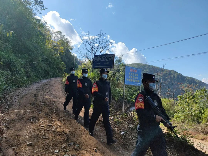 章奎抵边警务室民警进行巡逻 （方兴祥 摄）