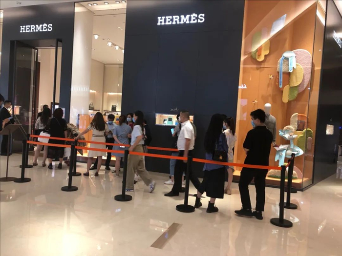 （万象城内奢侈品牌门店前排队的消费者 吴家明/摄）