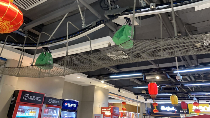 位于西直门的盒马鲜生门店的悬挂链系统。新京报记者 秦胜南摄