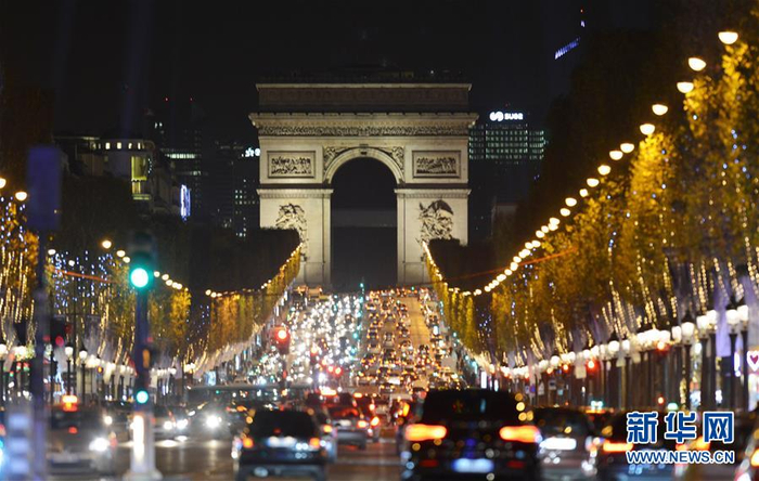 2016年11月21日，法国巴黎香榭丽舍大街被道路两旁行道树上的灯饰装点得流光溢彩。（图片来源：新华社）