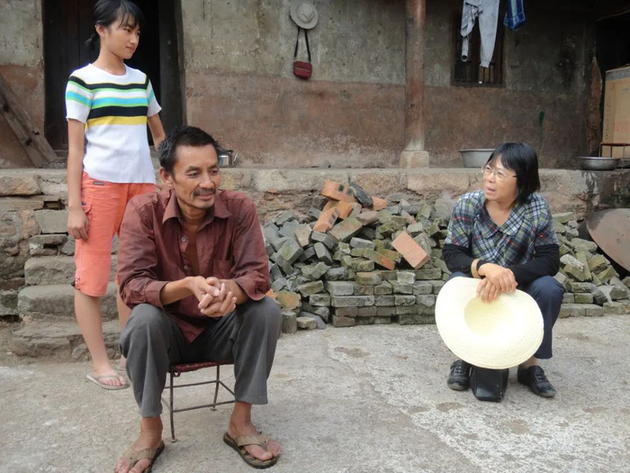 张桂梅（右）在进行家访（2011年7月摄）。新华社发（华坪县委宣传部供图）