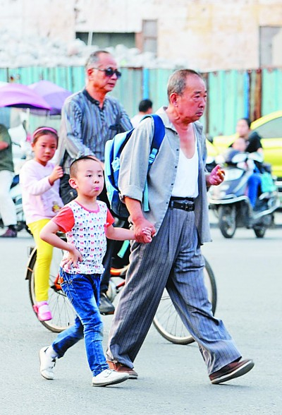 老年人带娃图景。&nbsp;黄有安摄/光明图片