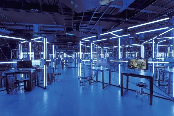 展览中的“网吧”区域 图片来源：明当代美术馆